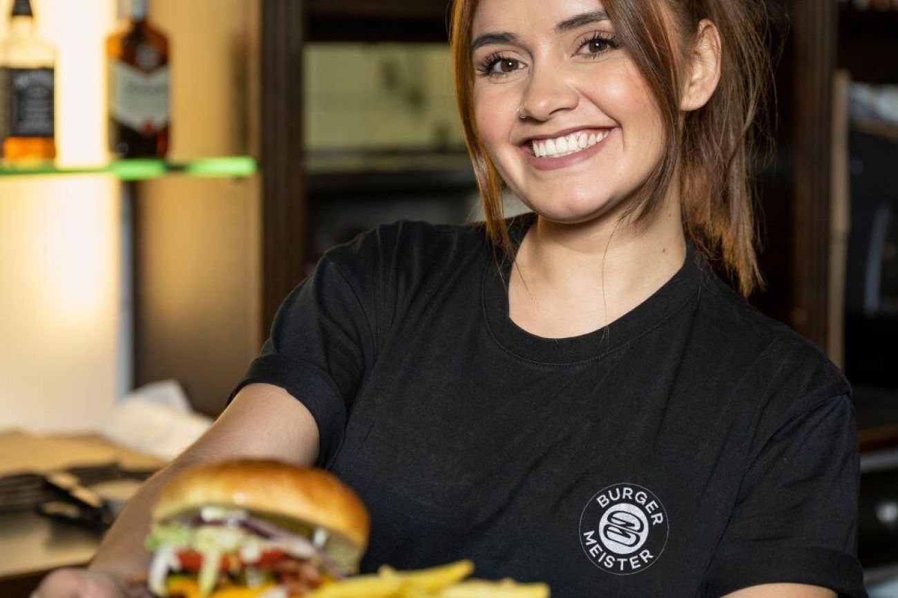 Mitarbeiterin liefert Burgermenu