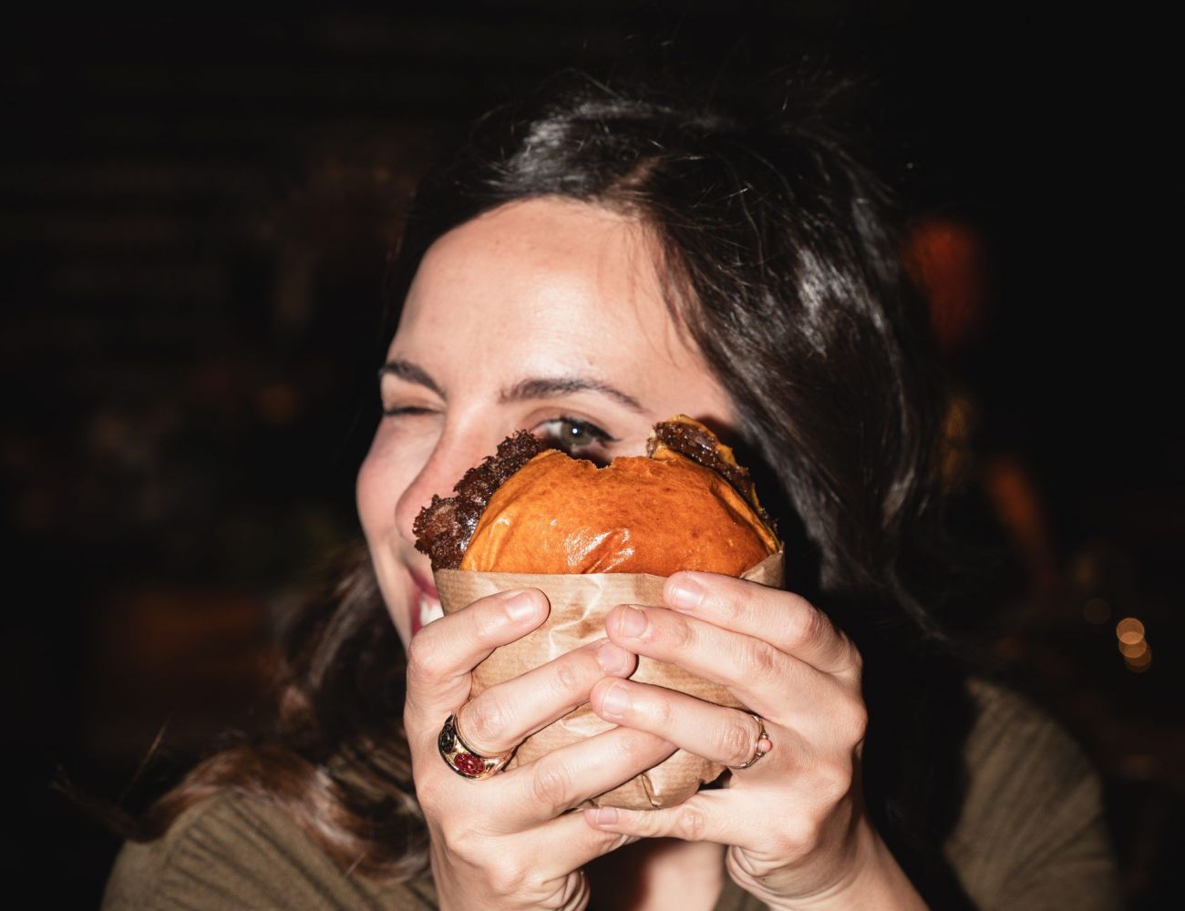 Mitarbeiterin liefert Burgermenu