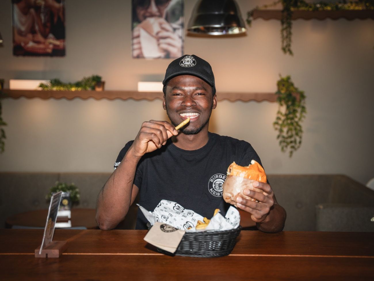 Kundin geniesst hausgemachten Burger